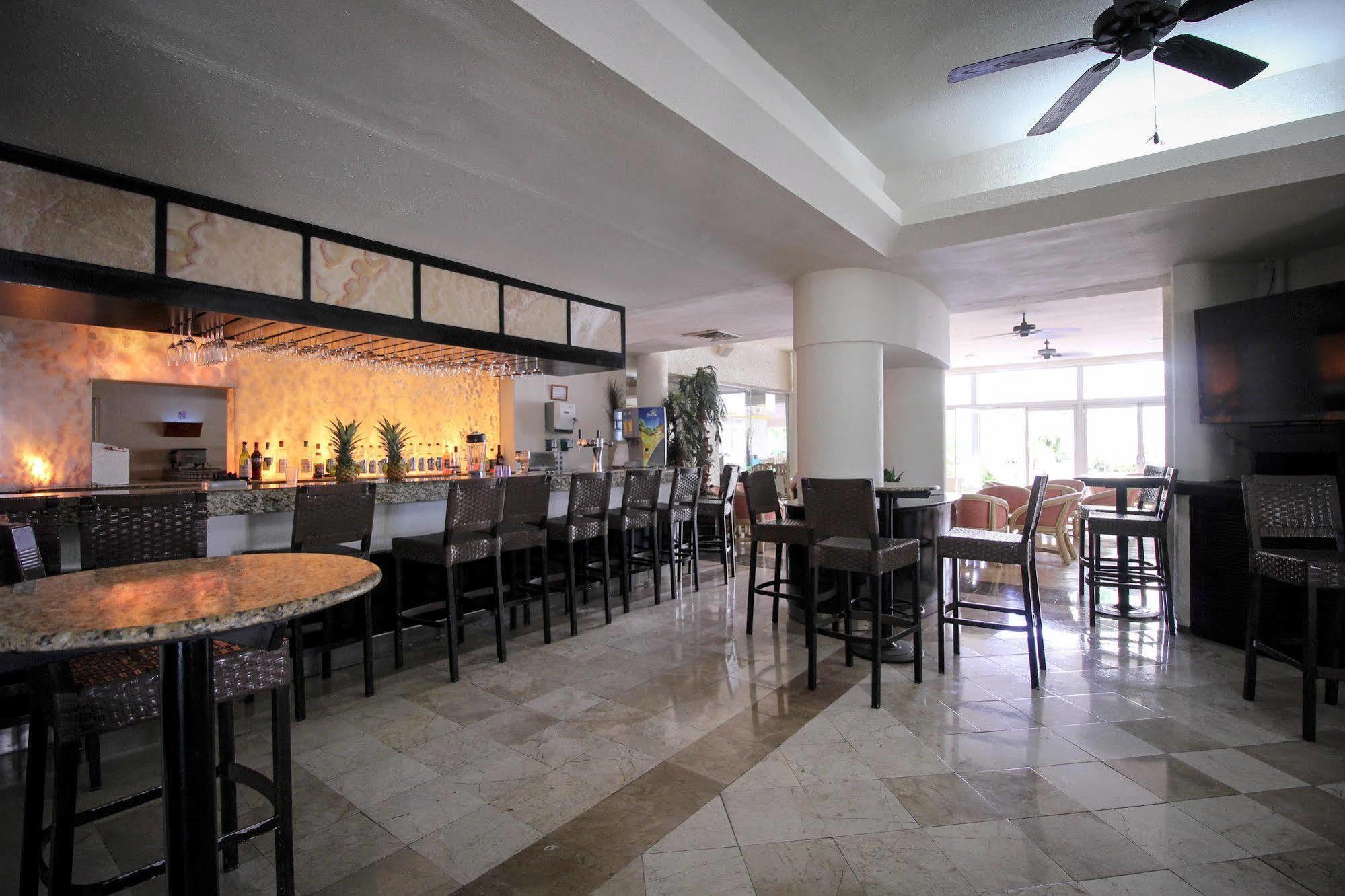 Aquamarina Beach Hotel Cancún Exterior foto